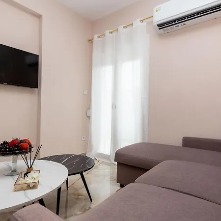 Seaside Renovated 2br 1 Minute Walk To The No Car Needed Appartement Potidée