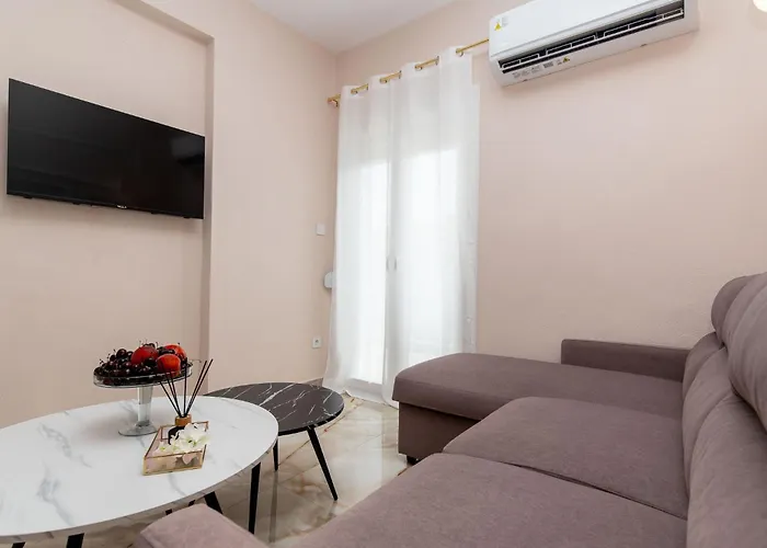 Seaside Renovated 2br 1 Minute Walk To The No Car Needed Appartement Potidée